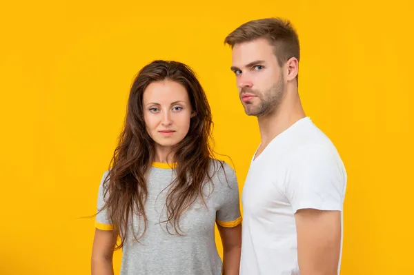 Kapcsolat a lány és a srác a sárga háttér, szerelem — Stock Fotó