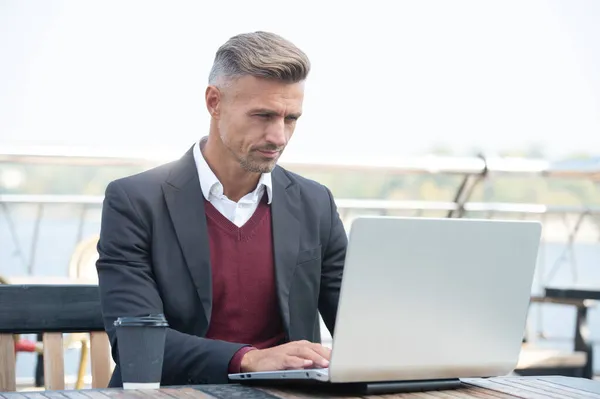 Werk op afstand biedt flexibiliteit. Zakenman werkt buiten op laptop. E-business. Online zaken — Stockfoto