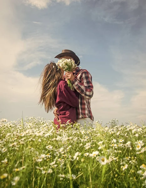 Benim çiftim. Çiçekler arasında mutlu bir aile. Bahar doğası güzeli. Aşk ve romantizm. Romantik ilişki. Birbirine aşık güzel bir çift. Papatya çiçeği tarlasında kadın ve erkek. yaz tatili — Stok fotoğraf