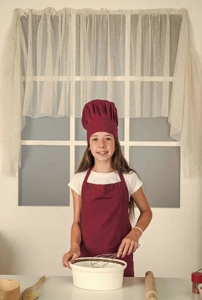 Criança cozinhar comida na cozinha, infância — Fotografia de Stock