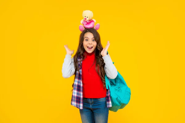 De vuelta a la escuela. Día del conocimiento. concepto de educación. niño en ropa casual sobre fondo amarillo — Foto de Stock