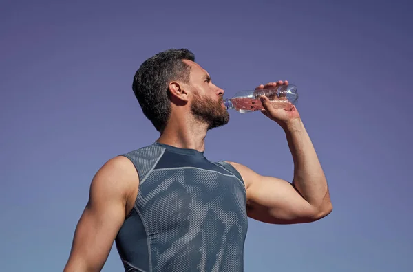 El hombre necesita hidratación. rutina deportiva y estilo de vida saludable. balance de agua en el cuerpo. —  Fotos de Stock