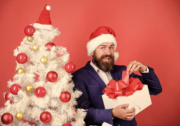 Férias de inverno. Dia de boxe. Festa de Natal. Compartilhando bondade e felicidade. Prepare presentes para todos. Homem barbudo hipster terno formal árvore de natal segurar caixa de presente. Loja de presentes. Presentes de Natal — Fotografia de Stock