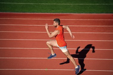 Atletik koşucu. Meydan okuma ve rekabet. Maraton hızı. Koşucu. Adam koşu yolunda.