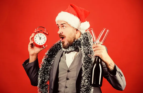 Почти полночь. Пора праздновать новый год. Рождественская вечеринка. Человек бородатый хипстер Санта шляпа бутылка шампанского. Корпоративная рождественская вечеринка. Будем здоровы. Присоединяйся к вечеринке. Корпоративные идеи — стоковое фото