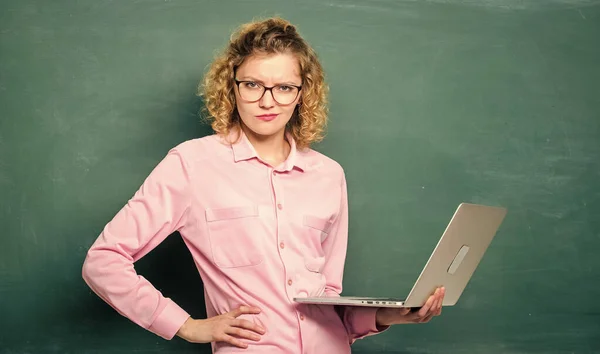 学校だ。黒板の先生の女。オンライン教育です。ビジネススクール。現代の技術。現代の学校の女の子。eラーニングの概念。インターネットによる教育。ノートパソコンを持ったメガネの学生は — ストック写真