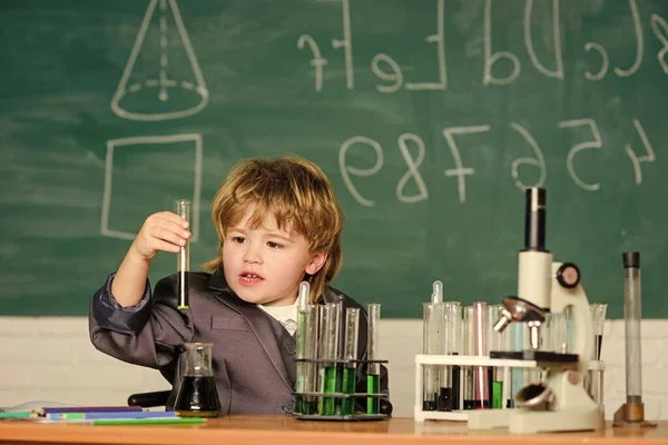Laboratuvarda mikroskopla yapılan bilimsel deneyler. Biyoloji. Bilim okuyan okul çocuğu bilim adamı. Dersteki küçük çocuk. Okula dönelim. Küçük çocuk bilimsel deneyler yapıyor. Final sınavına hazır. — Stok fotoğraf