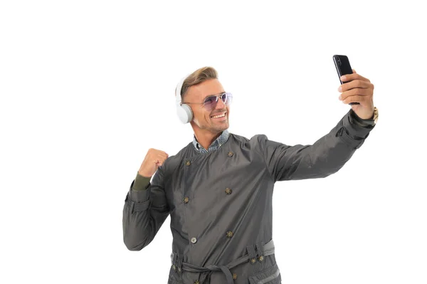 Kijk naar deze kracht. Happy man neem selfie flexarm. selfie video nemen op smartphone — Stockfoto