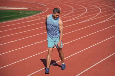 Adam spor sonrası travma ve spor sakatlığı yüzünden eklem yoğuruyor.