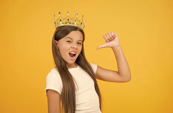 Mejor que tú. Día internacional de los niños. Princesa superior. Chica princesa juguetona. Colegiala princesa corona de oro. Concepto Queen. Complejo narcisista. Divirtiéndose. Autoestima. Psicología infantil — Foto de Stock