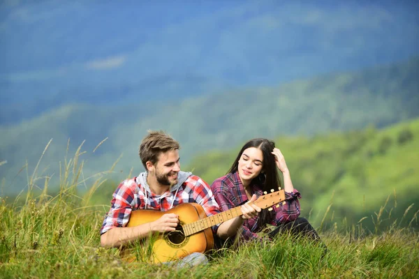 Amor verdadeiro. Os homens tocam guitarra para rapariga. casal apaixonado passar tempo livre juntos. Acampamento ocidental. caminhadas aventura. amigos felizes com guitarra. amizade. canções de fogueira. música country. data romântica — Fotografia de Stock