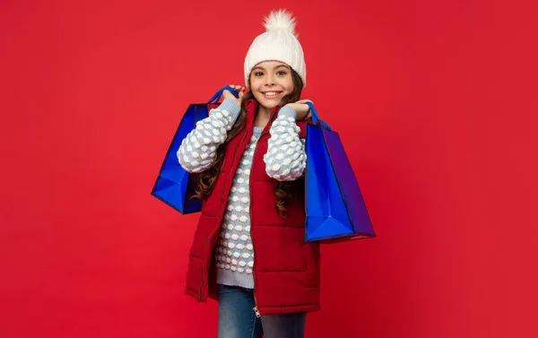 Czarny piątkowy rabat. sezonowa sprzedaż świąteczna. wesoły nastolatek dziewczyna w z torba na zakupy. — Zdjęcie stockowe