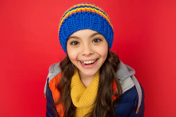 Зимняя мода. счастливый ребенок с вьющимися волосами в шляпе. женская модель. девочка-подросток в пуховике. — стоковое фото