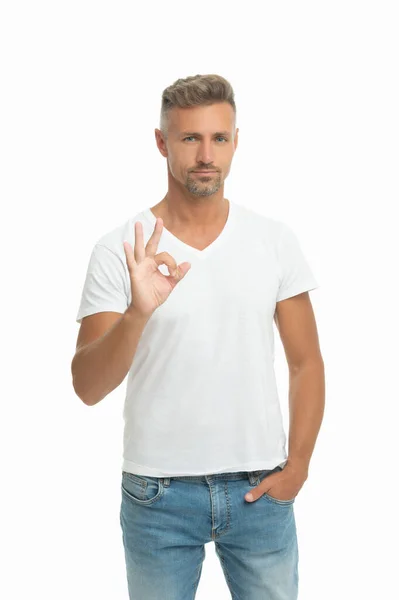 Красивий кавказький хлопець у випадковому шоу ОК кільцевий жест ізольовано на білому, добре — стокове фото