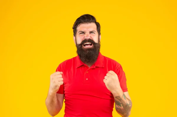 Агрессивный хипстер мужчина с бородой на желтом фоне, гнев — стоковое фото