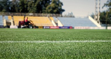 Stadyum futbol sahası. Açık stadyumdaki yeşil çimenler, seçici odak noktası. Spor ve oyunlar. Sağlıklı bir yaşam tarzı. Futbol sahasında. İşaretli gridiron