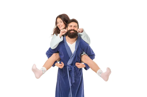 Zabawna dziewczyna twirl wąsy jazda na barana na szczęśliwy człowiek rano, piggybacking — Zdjęcie stockowe
