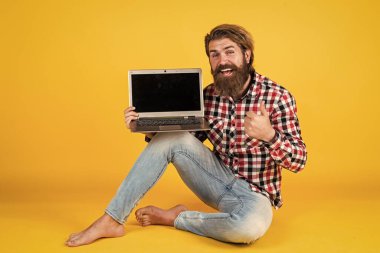 Bilgisayar ustası. Dijital yaşam tarzı kavramı. Bilgisayarda çalışan olgun bir öğrenci. Adam defter üzerinde çalışıyor. İnternetten alışveriş. Neşeli hippi bilgisayar kullanıyor. iş dünyasındaki modern teknoloji. çevik iş