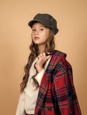 Başlık ve damalı ceket giyen çocuk, eski moda