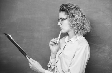 Edebiyat öğretmeni kompozisyon okudu. Etkileyici özgeçmişini oku. Öğretmen ödevlerini kontrol ediyor. Akıllı kadın tablet belgeleri tutuyor. Kişisel profilini oku. Başvuranlar için tahmini kompozisyon. Okul projesi