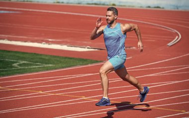 Koşu yolunda koşan erkek koşucunun dinamik hareketi, koş