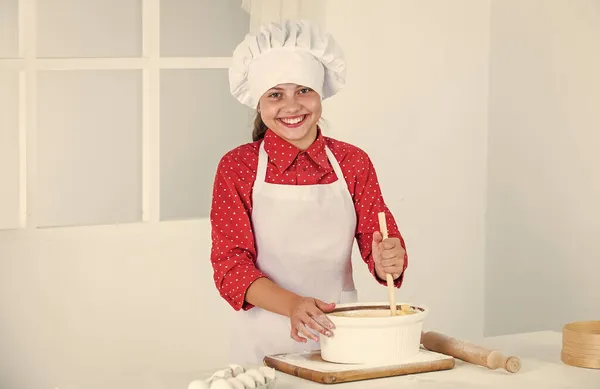 Em casa. Criança e cozedura. Alimentação saudável e conceito de estilo de vida. menina fazendo massa de farinha e ovos. dieta e saúde. Escola de culinária. cozinha tradicional. criança se divertindo com comida na cozinha — Fotografia de Stock