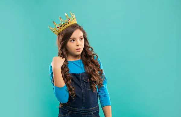 Portret van glorie. kind in kroon. zelfverzekerde koningin. zelfvoldane uitdrukking. — Stockfoto