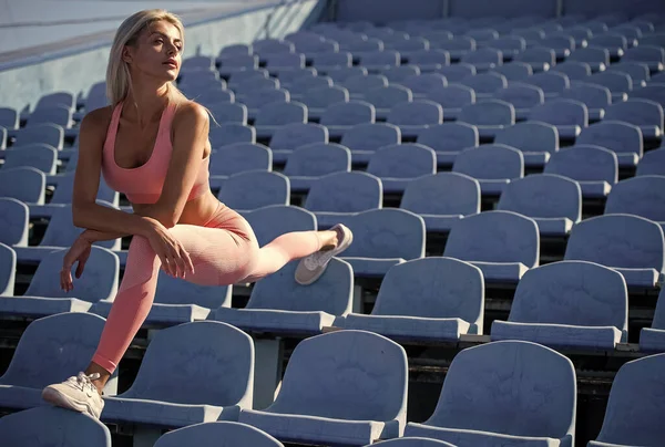 Sportlerin in Sportbekleidung auf Stadiontraining Fitness, Stretching — Stockfoto