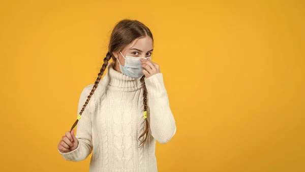 Menina criança usando máscara respiradora para proteger do coronavírus, pandemia — Fotografia de Stock