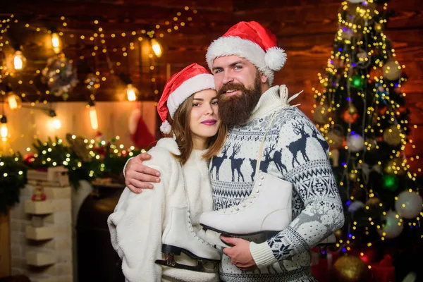 Natale con gioia. felice anno nuovo. Attività invernale all'aperto. coppia innamorata. Cappello da Babbo Natale uomo e donna. famiglia ama pattinaggio artistico. Buon Natale a tutti. Una coppia adorabile. vacanze invernali. Sport e hobby — Foto Stock