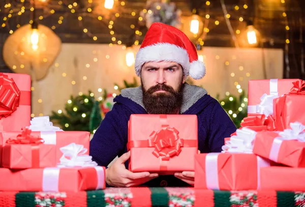 Chapeau barbu santa claus homme célébrer le nouvel an. Généreux nouvel an. Beaucoup de cadeaux. J'espère pour le mieux. Cadeaux enveloppés avec des rubans et des arcs. Hipster a préparé des cadeaux pour la famille. Joyeuses vacances d'hiver — Photo