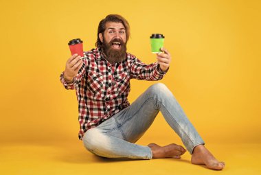 Bunu seçiyorum. Yaşam tarzı konsepti. Kahveli yakışıklı hippi adam. Kahve molası veriyor. Fincandan su içen yakışıklı bir yetişkin. Bir fincan kahve ya da çay al.