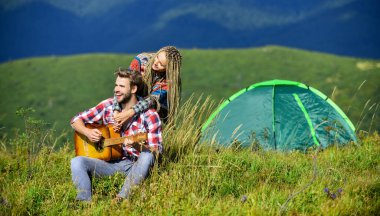 Bu aşktır. Gitarlı mutlu arkadaşlar. Arkadaşlık. Kamp ateşi şarkıları. Erkekler kız için gitar çalar. Country müziği. Romantik randevu. Birbirine aşık çiftler boş zamanlarını birlikte geçirirler. Batı kampı. Yürüyüş