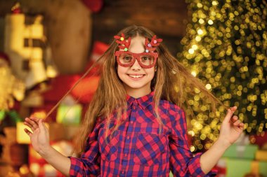 Sırada sen varsın. Çocuk tatilin tadını çıkarıyor. Kış tatili ve tatil. Yetenekli bir portre çocuğu. Boş zaman ve eğlence. Noel hediyesi olarak parti gözlüklü çocuk. Noel 'den önceki sabah. Yetenekli şirin küçük kız.