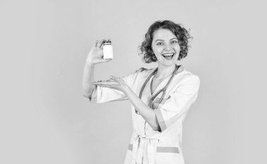 Mutlu bir hayat için vitaminler. Vitamin al. Doktor ilaç yazıyor. İlaçları doğru almak için talimat. Vitaminli gıda takviyesi. Eczane endüstrisi. Kadın plastik şişe konteynırı uyuşturucularını tutuyor.