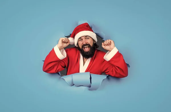 Hó-hó. Boldog új évet! Boldog karácsonyt! szezonális karácsonyi eladások. Szakállas, érett férfi piros Télapó jelmezt visel. Készen áll az ünneplésre. felkészülni a téli szünetre. party szórakozás — Stock Fotó