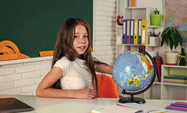Веселые девушки работают в школьных классах использовать глобус во время современного образования, географии — стоковое фото