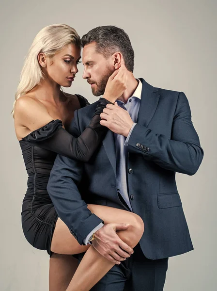 Formális férfi és nő szerelmes ölelést, romantikus kapcsolatok, romantika — Stock Fotó