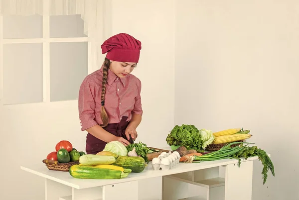 Kind macht Abendessen aus Gemüse, Vitamin — Stockfoto