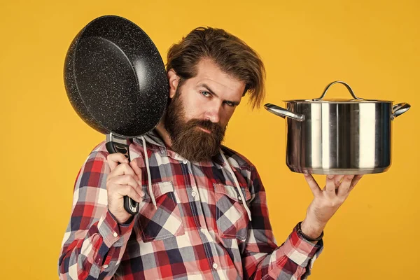 Hombre guapo maduro en la bandeja de sujeción de camisa a cuadros para cocinar alimentos, tecnología —  Fotos de Stock