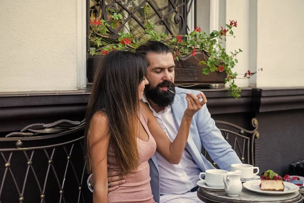 恋人のカップルはロマンチックなデートで屋外カフェで時間を過ごす愛 — ストック写真