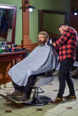 Profesyonel berber ve müşteri. Hippi adam yeni saç stili istiyor. Berber dükkânı görgü kurallarını bilmen gerek. Usturayla tıraş oluyorum. Berber dükkanında olgun bir adam. Kuafördeki kaba sakallı adam.