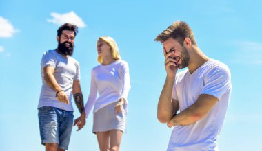 Ona bir bak. İlişki sorunları. yeminli arkadaşlar. Kişiler arası ilişki. Yanlış anlaşılma. Aşk üçgeni. Sosyal. İhanet ve boşanma. Birbirine aşık çiftler. Üçüncü adam. Aile psikolojisi