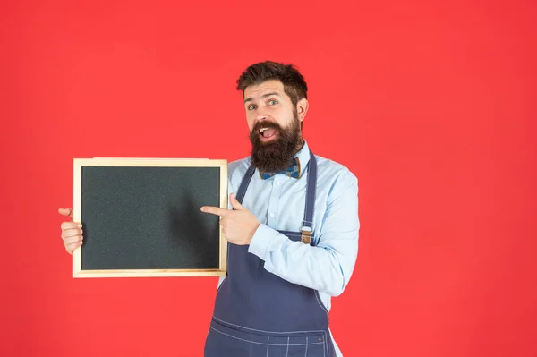 Senin için daha iyi bir eğitim. Şaşkın adam okulun tahtasına işaret etti. Mesleki eğitim — Stok fotoğraf