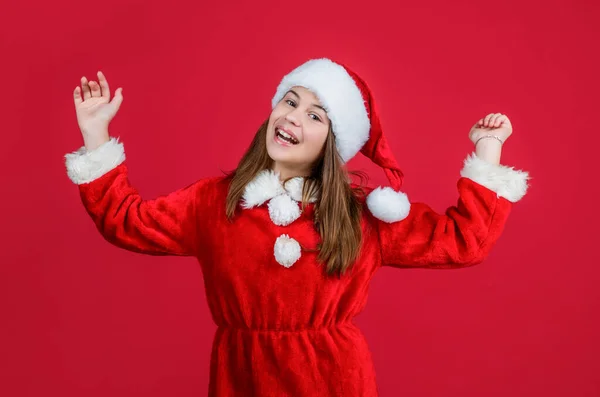 Weihnachtsspaß. Lächelndes Kind in rotem Weihnachtsmann-Hut und Kostüm. Winterurlaub feiern. Weihnachtseinkauf. Teenager-Mädchen empfinden Glück. Verkauf für Geschenke und Geschenke. glückliches Weihnachtsmann-Kind — Stockfoto