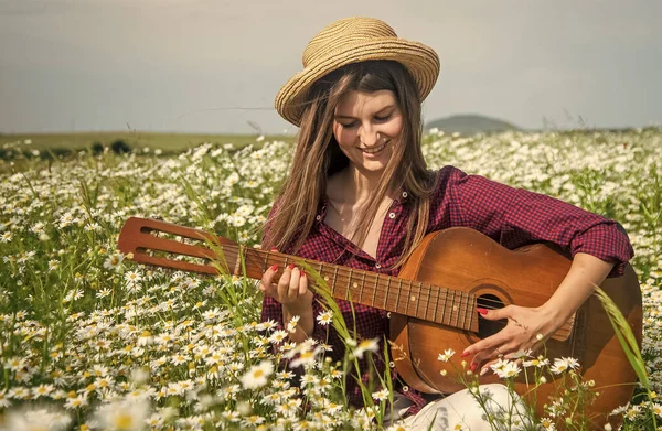 Szczęśliwy kobieta zebrać kwiaty w lecie stokrotka pole grać na gitarze akustycznej, wsi — Zdjęcie stockowe