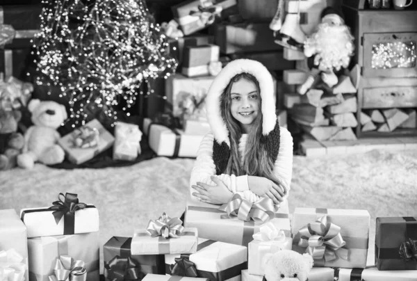 Den bästa julklappen. leverans julklappar. Vackert inredda rum med träd med presenter under. nyårsscen med träd och presenter. liten flicka xmas online shopping — Stockfoto