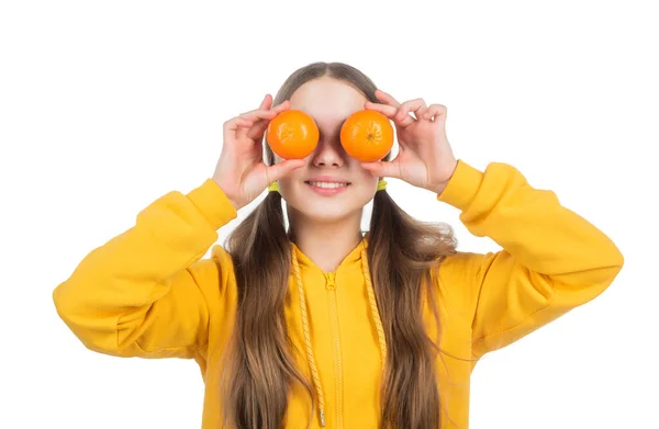 Παιδί τρώει υγιεινά τρόφιμα. Παιδική υγεία. εσπεριδοειδή. φυσικό βιολογικό φρέσκο πορτοκάλι. — Φωτογραφία Αρχείου