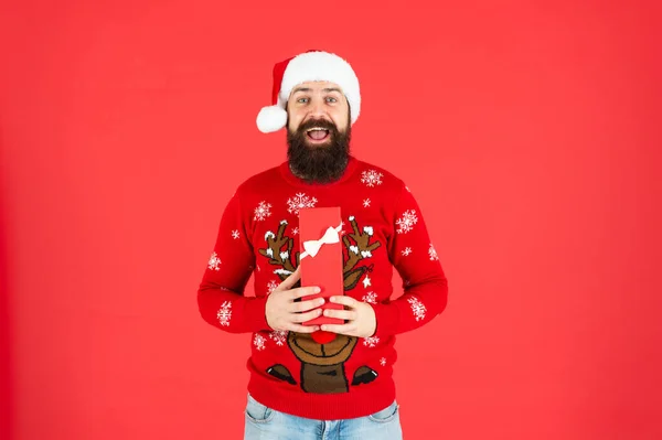 Glad skægget mand i santa hat åben gaveæske på rød baggrund, nytår - Stock-foto