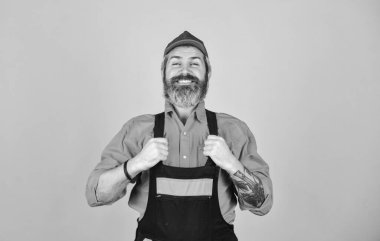 Yapı ve inşaat. Tamircinin Portresi. Depoda çalışan bir işçi. Kafkasyalı işçiler depoda. Çılgın tamirci konsepti. Adam liilersuit giyiyor. Tulumlu sakallı işçi. Kendine güvenen Olgun Tamirci
